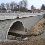 Nový most v Ledenicích vede po náspu z gabionů