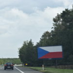 Proč naše dálnice lemují billboardy se státní vlajkou?
