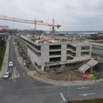 Stavbaři dokončili hrubou stavbu parkovacího domu na Černém Mostě