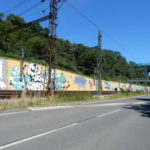 Na stěnách podél železniční trati vznikají velkoformátové malby