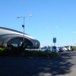 Socha kosmonauta zdraví návštěvníky před letištěm v Karlových Varech