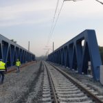 Nový železniční most v Čelákovicích začíná sloužit dopravě