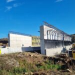 Na stavbě dálnice D4 u Mirotic budou stavbaři usazovat nosníky nového mostu